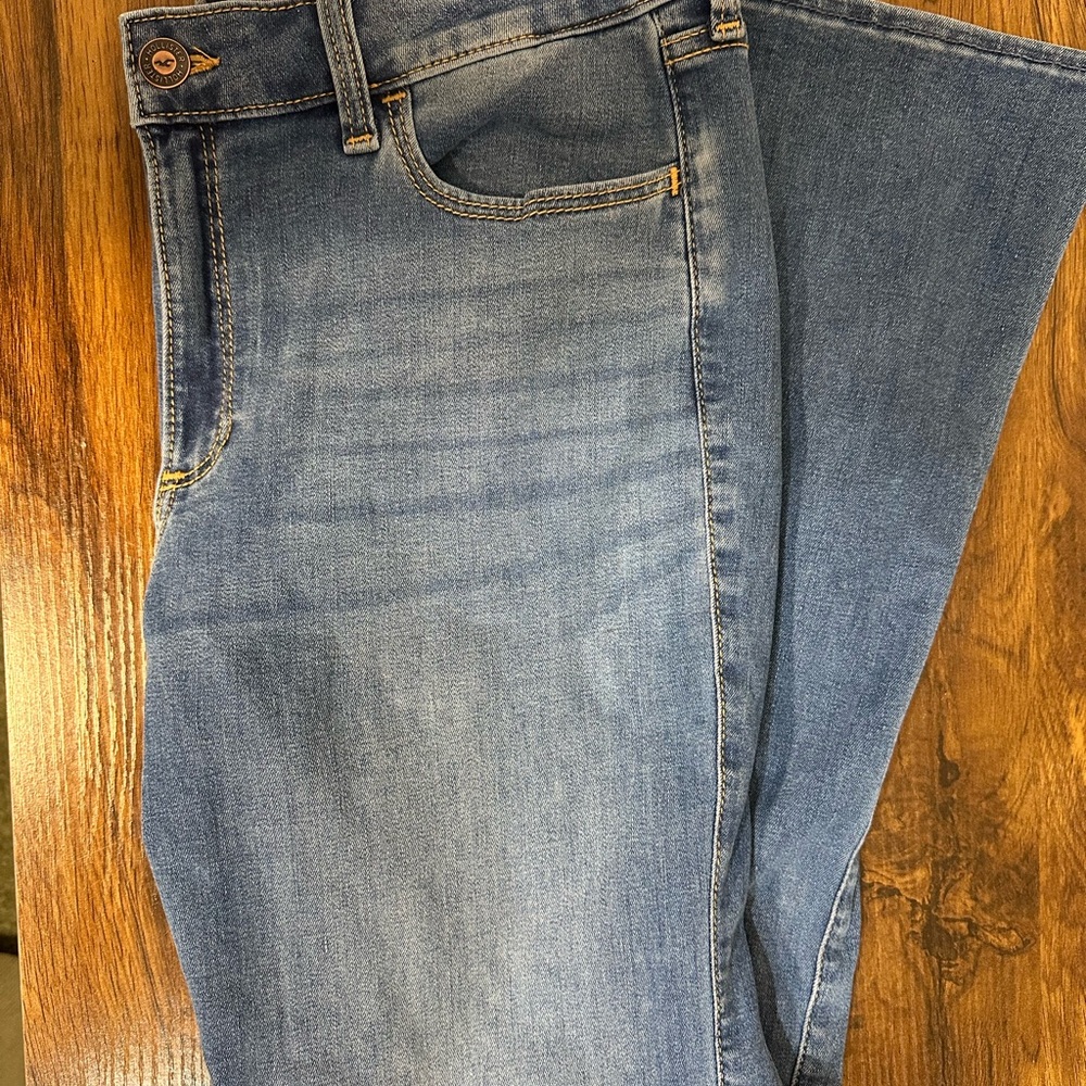 Hollister Curvy Mid-Rise Medium Wash Boot Jeans - Picture 4 of 4